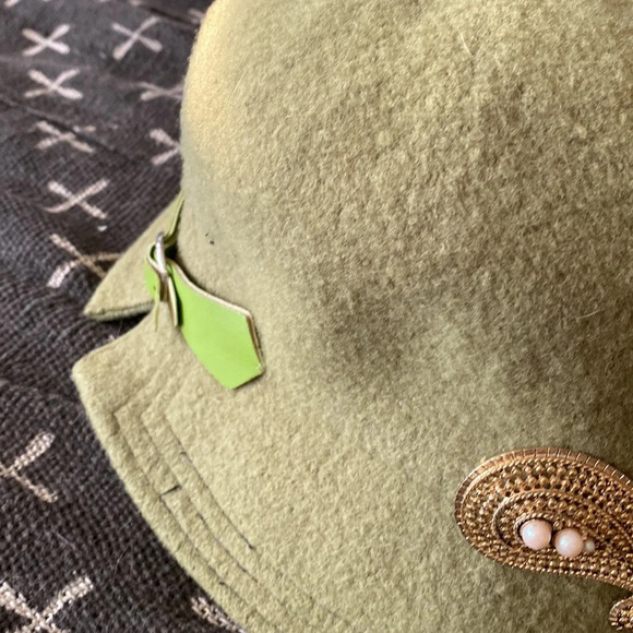 Vintage green wool hat with gold brooches - Picture 8 of 12